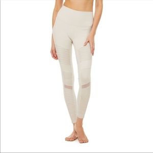 ALO Yoga Moto Leggings in Ivory size Large